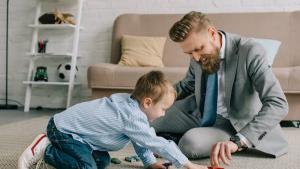 un père rentrant du travail joue avec son fils