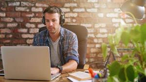 homme travaillant en musique