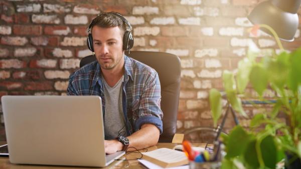 homme travaillant en musique