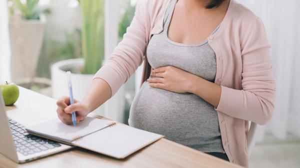femme enceinte au bureau